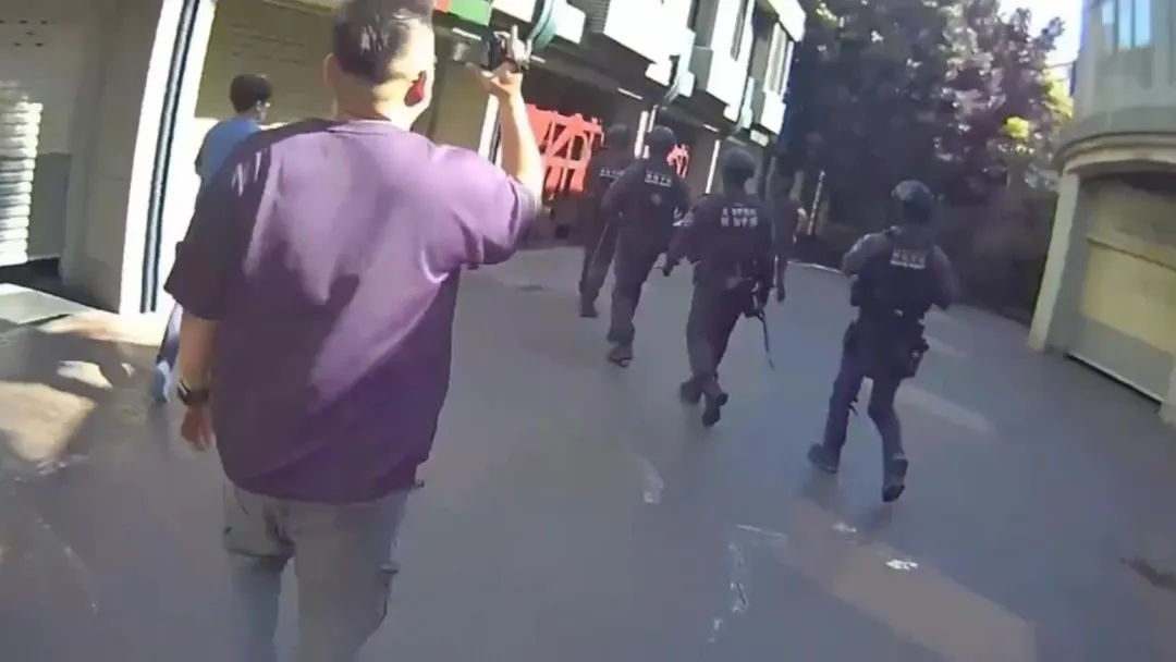 陳姓律師除了擔任詐騙集團軍師外,還時常跟詐騙集團首腦在私人招待所狂歡,找來多位酒店妹吸毒雜交。(圖/中天新聞)