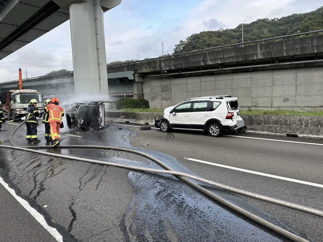 國道1號北向35.5公里泰山路段於今(8)日上午7時51分,發生4部車追撞事故。(圖/翻攝畫面)