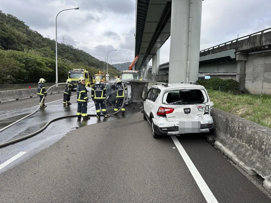 疑似未保持行車安全距離才會導致追撞車禍。(圖/翻攝畫面)