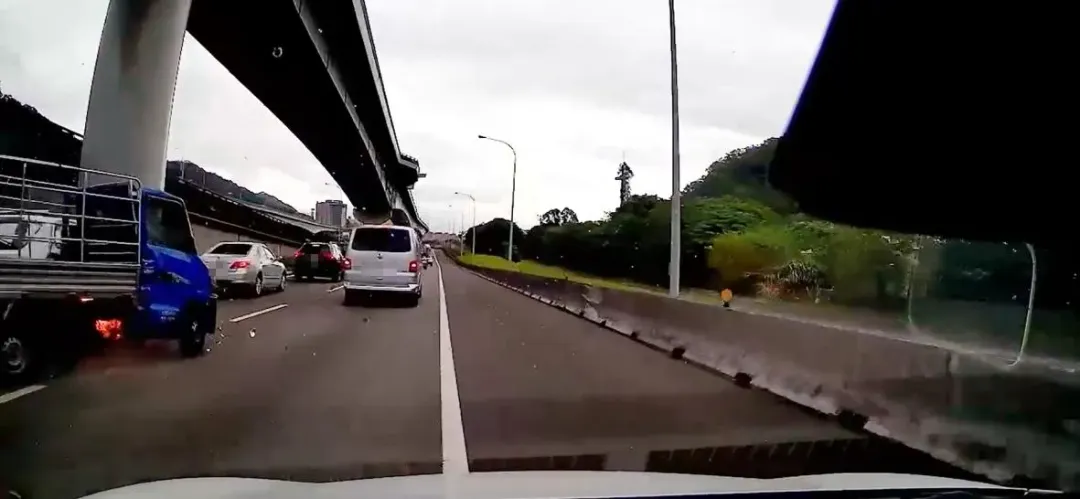 小貨車瞬間被大火吞噬。(圖/翻攝畫面)