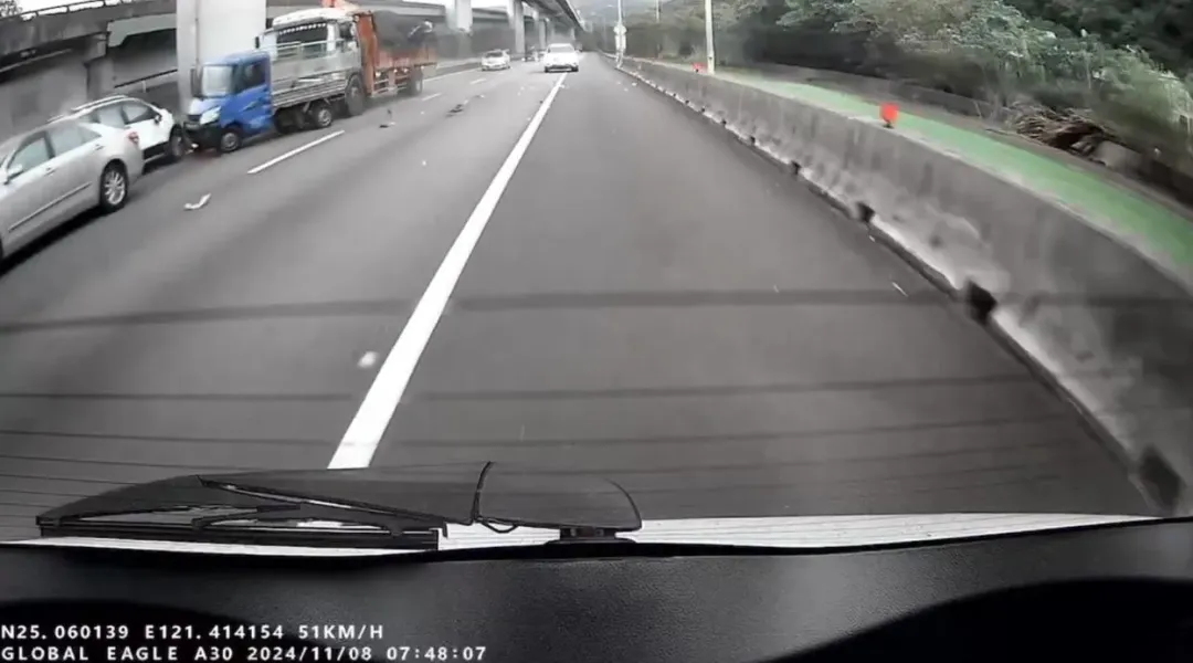 現場車殼零件散落一地。(圖/翻攝畫面)