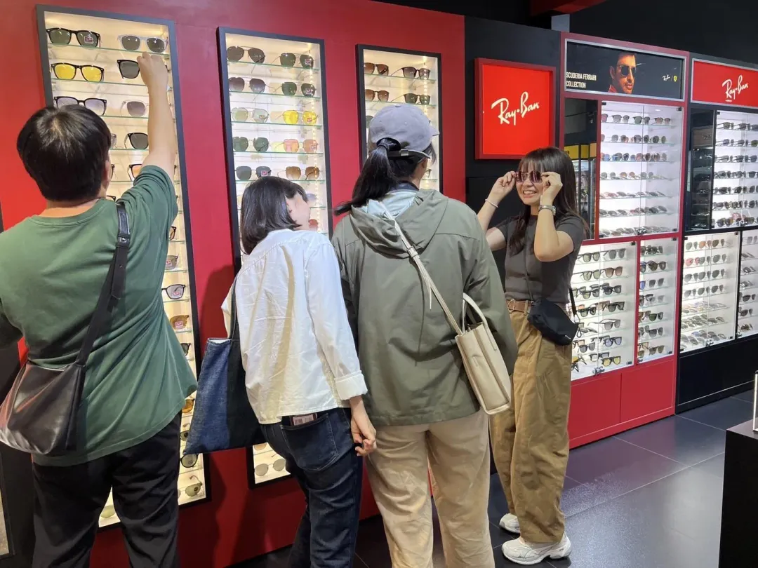 LORYA眼鏡祭出1.3折優惠。（圖／麗寶提供）