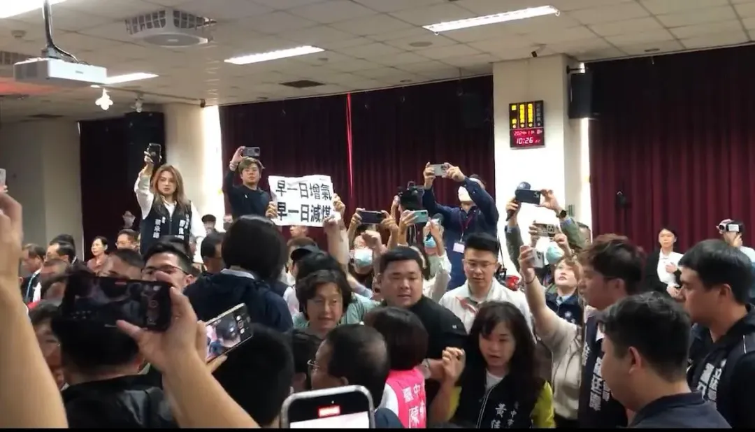 卓榮泰視察台中火力發電廠，多位藍營台中市議員到場抗議賴政府未允行諾言滅少燃煤發電。（圖／中天新聞）
