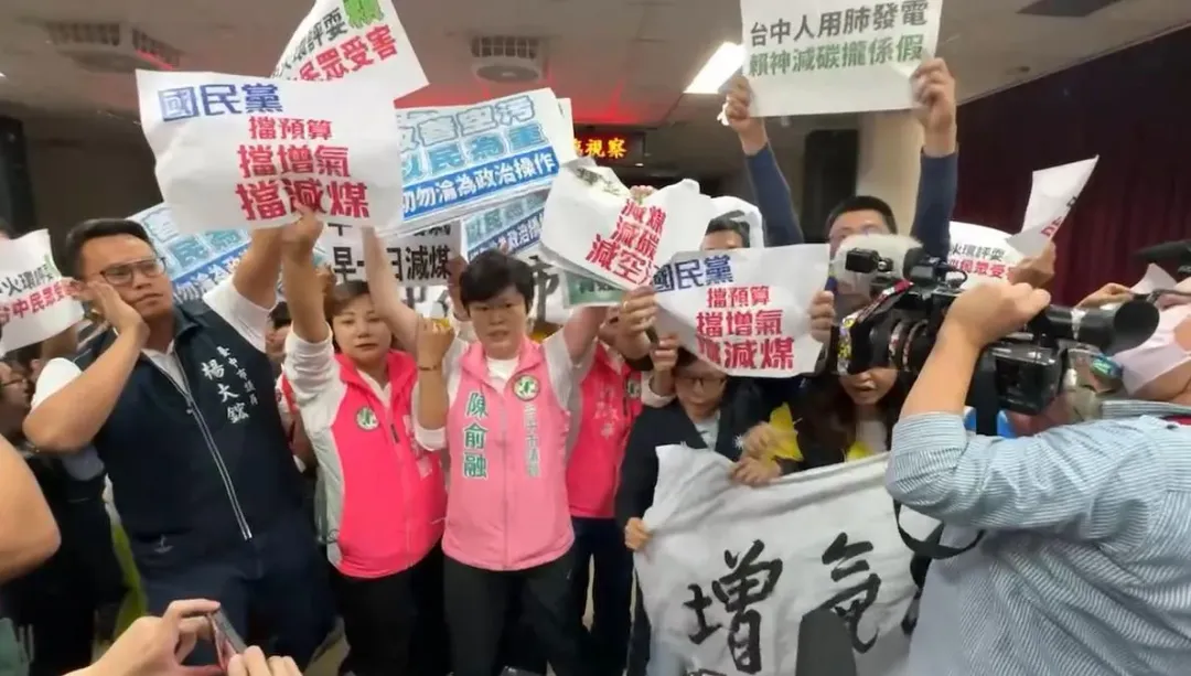 綠營抵制藍營抗議，把藍營議員推擠到一旁後方。(圖／中天新聞)