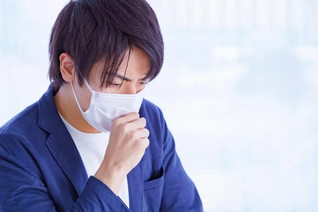 若出現持續一週以上的咳嗽，特別是陣發性咳嗽，或伴隨咳到嘔吐、咳到有哮吼聲等症狀時，應儘速就醫診治。（圖／Photo AC）