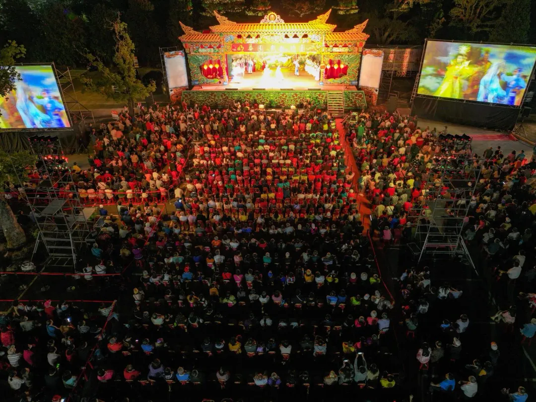 去年謝平安明華園演出盛況。（圖／頂新和德文教基金會提供）