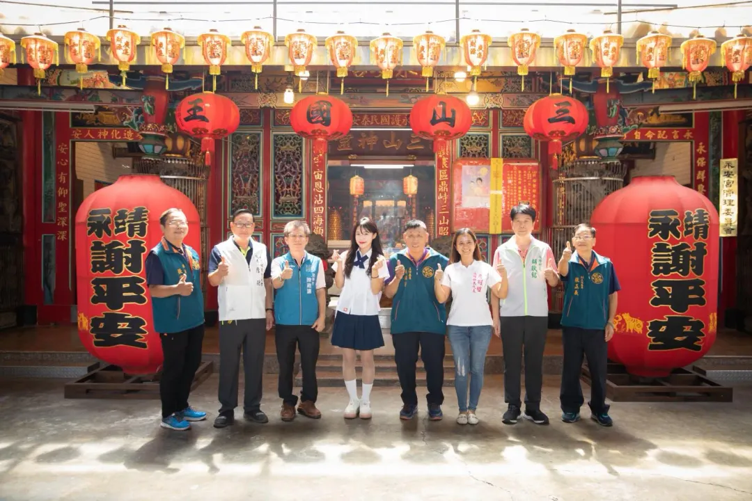小龍女李多慧日前到永靖小旅行，在永安宮前與鄉親合影。（圖／頂新和德文教基金會提供）