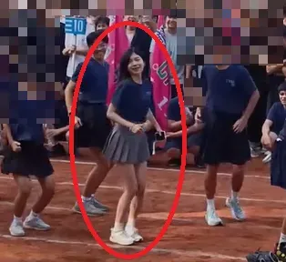 嘉義高中1名女老師7日運動會上和男學生大跳三振舞,成為全場「嬌」點。(圖/網友eason12_08授權提供)