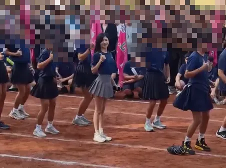 嘉中校方8日回應,這位主要教授英文科的女老師教學認真,也能和學生打成一片。(圖/網友eason12_08授權提供)