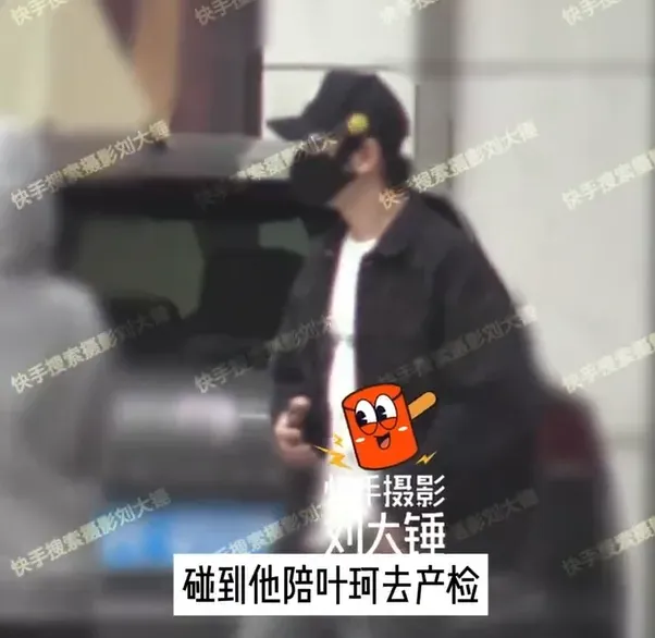 黃曉明一身黑色造型在醫院外等待葉珂，結束後還買了烤地瓜給葉珂。（圖／翻攝自微博@攝影劉大錘_）