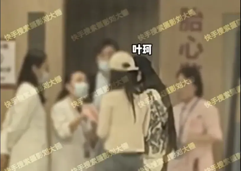 大陸狗仔劉大錘發布爆料影片，宣稱拍到葉珂去醫院產檢畫面。（圖／翻攝自微博@攝影劉大錘_）