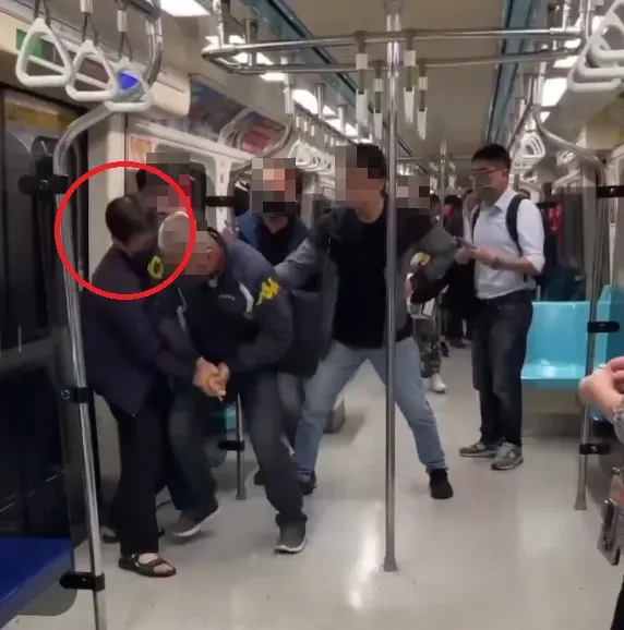 網友分享事發當下畫面,多名熱心乘客壓制王姓女子(紅框)阻止更進一步攻擊。(圖/翻攝自記者爆料網)