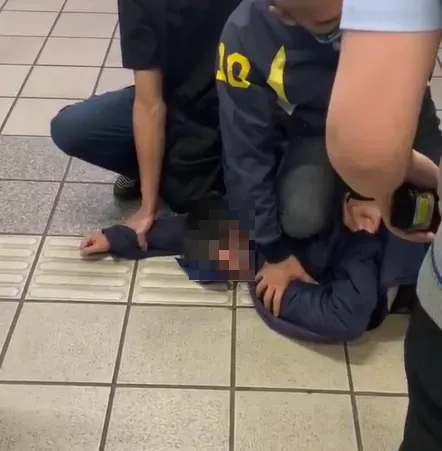 台北捷運板南線新埔站8日晚間10時許發生42歲王姓女子持美工刀傷人事件,警方趕赴車站逮捕王女。(圖/翻攝自記者爆料網)