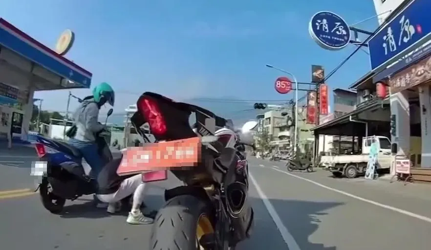 重機騎士連忙下車救援。（圖／翻攝自爆料公社）