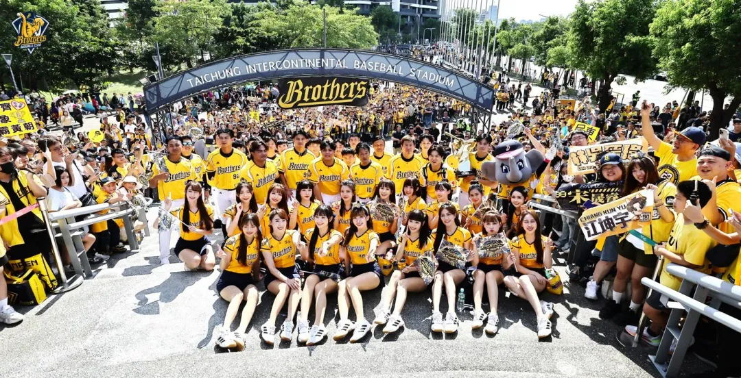 中職中信兄弟隊9日在台中舉行封王遊行感謝祭，遊行隊伍抵達終點站台中洲際棒球場。（圖／翻攝自兄弟Fans Club臉書）