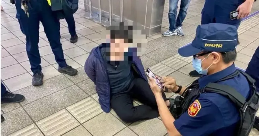 一名17歲男學生昨日晚間搭乘捷運時,遭到一名42歲的王姓女子持美工刀攻擊,導致男學生臉部被砍,地上血跡斑斑,所幸該名男學生經就醫治療後已無大礙。(圖/翻攝自記者爆料網)