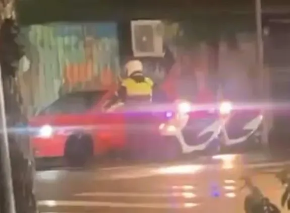新北市土城警分局員警於今(9)日晚間10時許,在轄區內進行盤查。(圖/翻攝爆料公社)