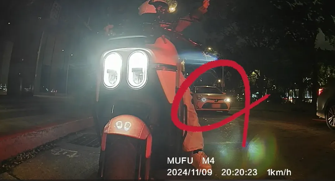 李多慧回家被可疑車輛一路跟隨。（圖／翻攝自李多慧臉書）
