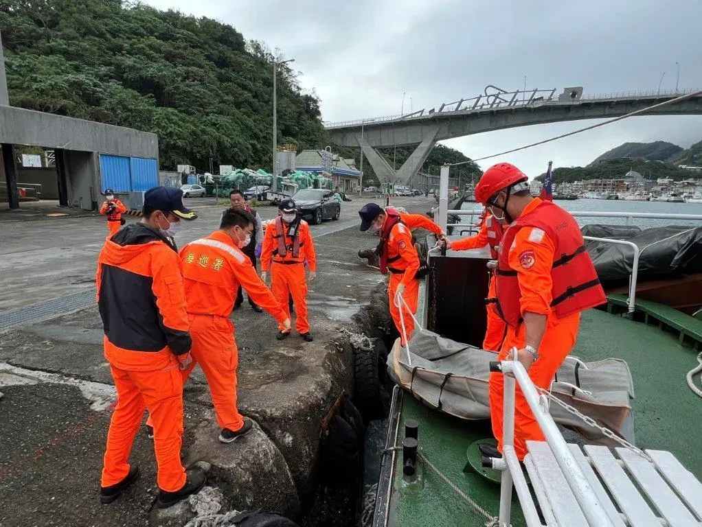 海巡打撈起女浮屍。（圖／翻攝畫面）