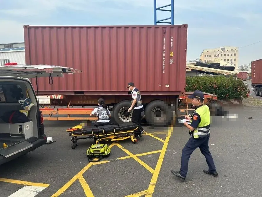 東亞路發生死亡車禍,造成54歲陳姓騎士遭聯結車輾過身亡 。(圖/翻攝畫面)