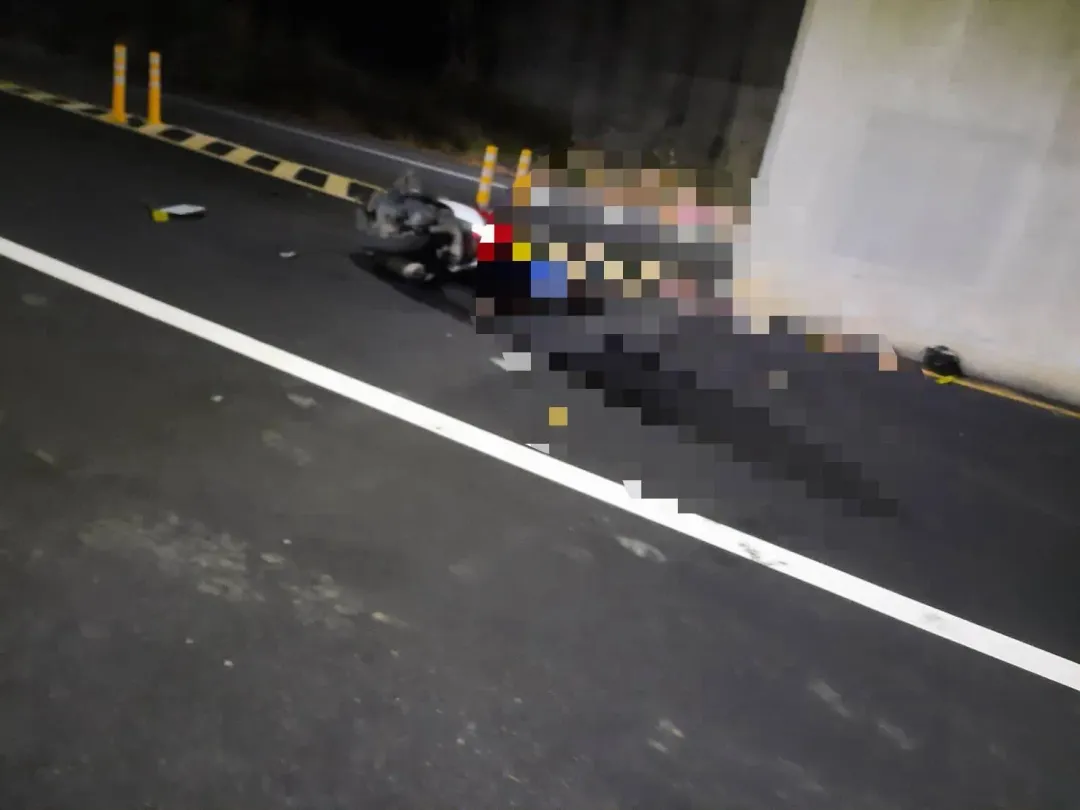 溫姓騎士當場身亡。(圖/警方提供)