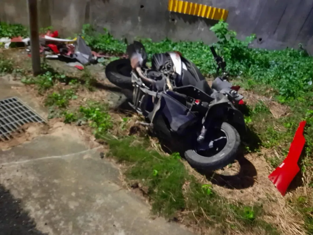 機車翻倒在草叢堆。(圖/警方提供)