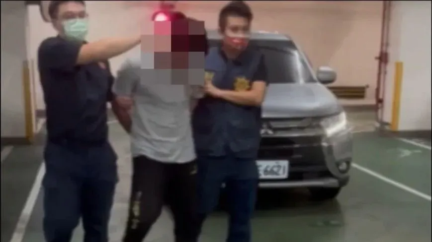 黃男在東港被員警逮捕帶回警局。(圖/翻攝畫面)