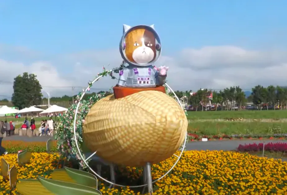 周六開幕的國際花毯節引來大量遊客湧入各主題展區賞花,其中「太空花境」主題更是拍照打卡熱點,吸引遊人如織。(圖/中天新聞)