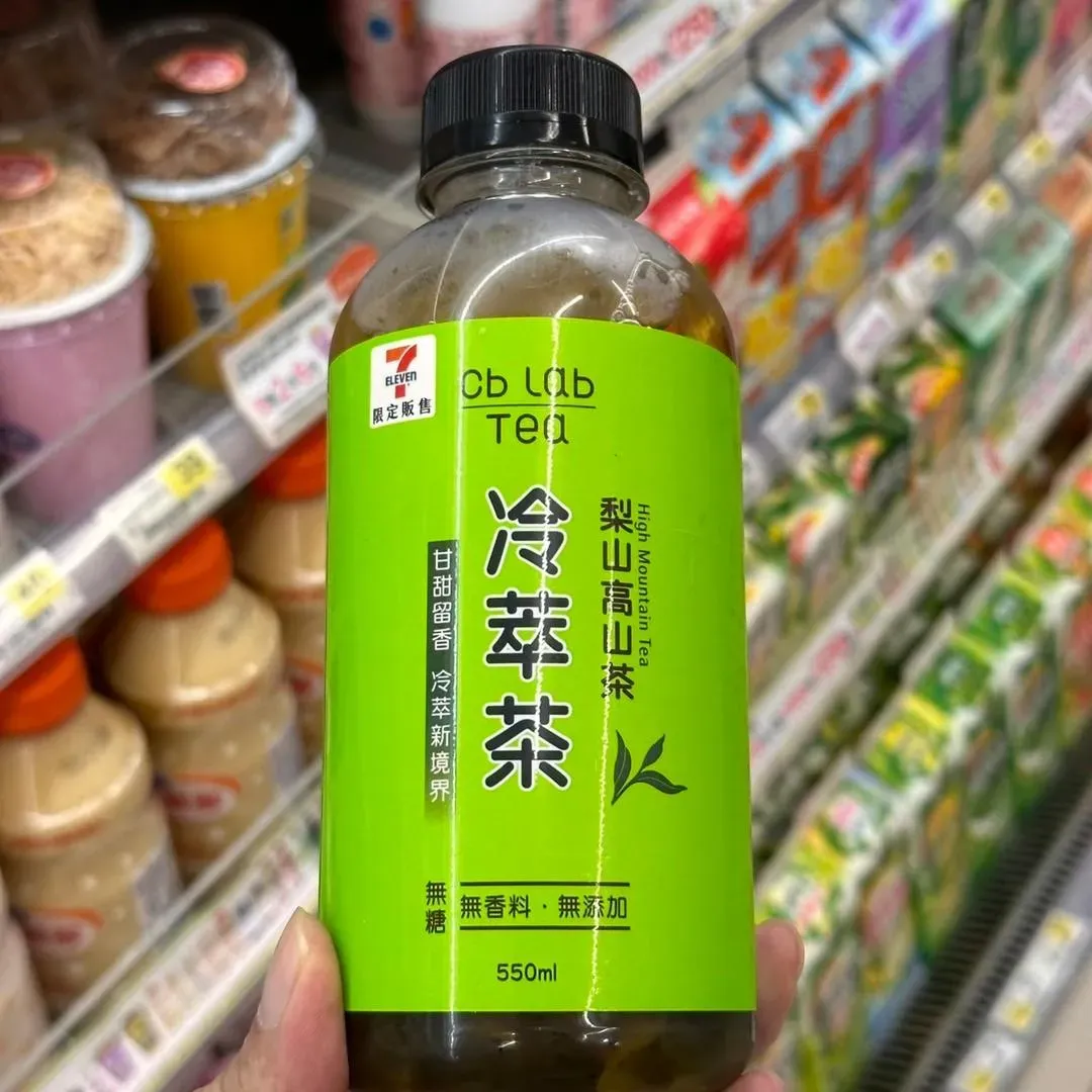 有網友發現,近年來便利商店推出的新款茶飲料似乎都是無糖的,最近在超商看到一瓶新品無糖茶,竟然可以直接看到茶葉。(圖/_ru.1012授權提供)