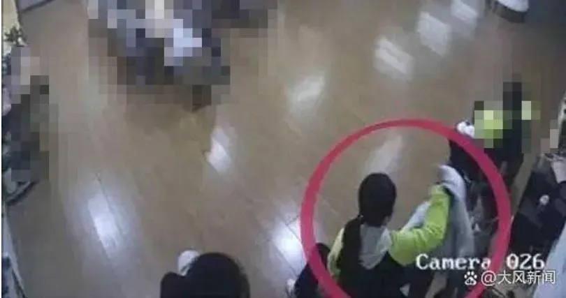 有一名家長9日控訴六安市幼兒園教師虐童,2名老師打小孩,還拿竹籤刺小孩嘴。(圖/翻攝自微博)