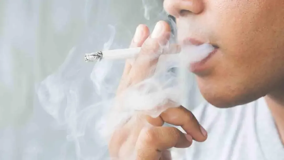 二手菸產生的生活煙味讓人受不了，就代表政府的以價制量政策無法有效改善，全面禁售紙菸可以一勞永逸。（示意圖／Freepik）
