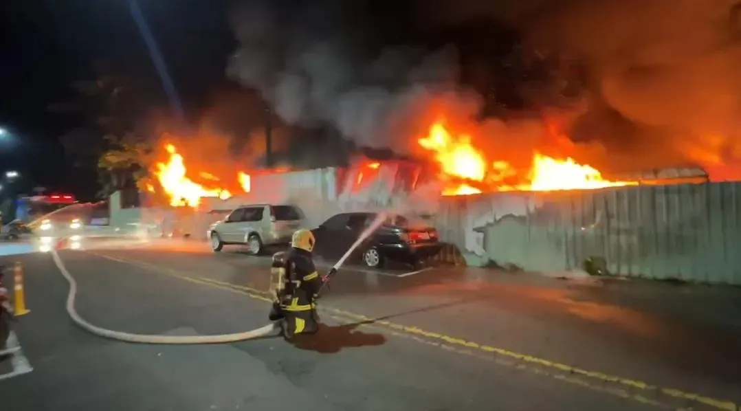 高雄鼓山資源回收場大火傳爆炸聲，消防局出動16車37人灌救，幸無人傷亡。（圖／翻攝畫面）