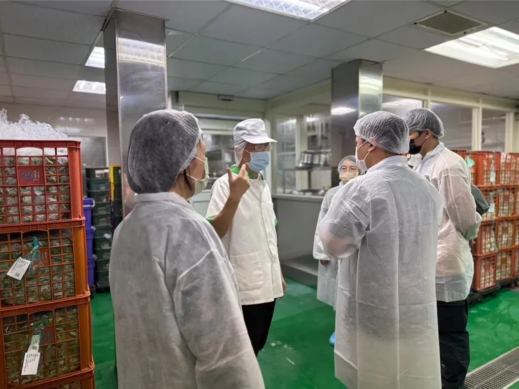基隆市府與台北市府衛生相關單位前往團膳業者公司稽查。(圖/基隆市政府提供)