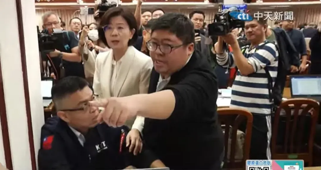 立法院財政委員會藍綠為了財劃法爭議發生激烈衝突。(圖/中天新聞)
