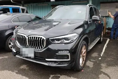 稍早拍賣結果出爐，全場名車只有一輛BMW X5以172萬拍出。（圖/執行署新北分署提供）