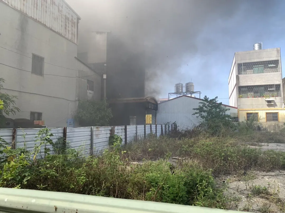民宅竄出大量濃黑煙。（圖／警方提供）