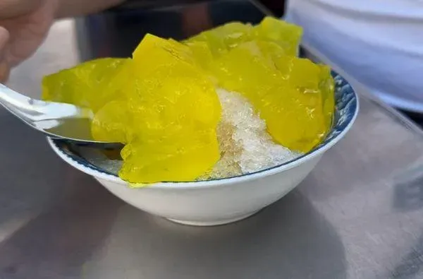 「發記粉粿冰」使用的粉粿通體金黃，口感比別家店來的軟Q，據老闆所説全是使用黃梔子天然色素製作而成。（圖/翻攝畫面）