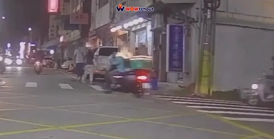 下個斑馬線險些撞到帶著小孩的1男1女。（圖／翻攝自臉書粉專Wowtchout - 地圖型行車紀錄器分享平台）