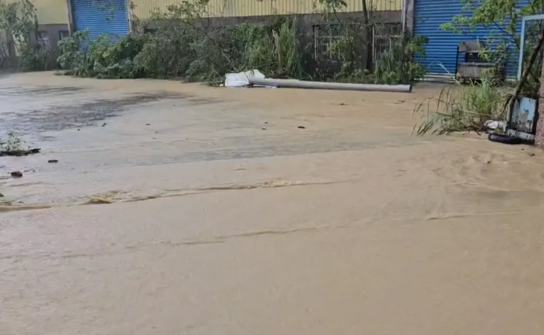冬山鄉也發生嚴重淹水，馬路被黃泥水淹成小溪一搬，幾乎看不到路面原本的顏色。（圖／中天新聞）