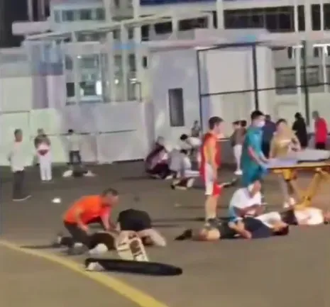 有民眾拍下事發當時場景,許多正在運動的民眾無辜被撞傷或死亡,其他民眾紛紛求救或是搶救傷者。(圖/翻攝自微博)