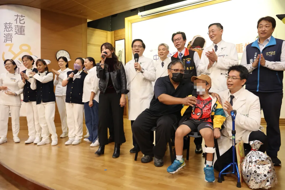 花蓮縣凱米颱風期間發生違建女兒牆砸落案件，7歲馬小弟當時陪著父親去接高姓護理師母親下班而慘遭擊中，母親不幸身亡，馬小弟則頭部重創，後續經醫院細心治療，也奇蹟康復出院了。（圖／花蓮慈濟提供）