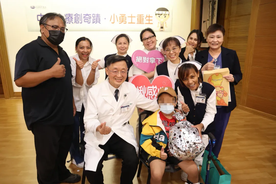 花蓮縣凱米颱風期間發生違建女兒牆砸落案件，7歲馬小弟當時陪著父親去接護理師母親下班而慘遭擊中，母親不幸身亡，馬小弟則頭部重創，後續經醫院細心治療，也奇蹟康復出院了。（圖／花蓮慈濟提供）