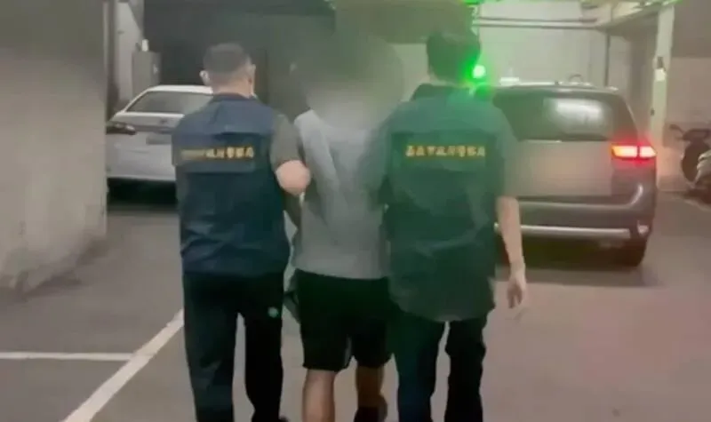 嘉市陳姓員警(中)涉吸毒等情事,遭自家人移送法辦。(圖/翻攝畫面)