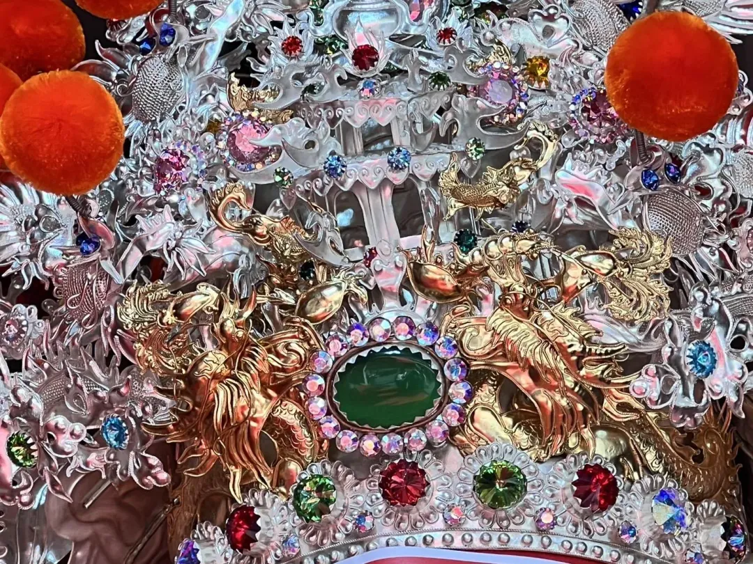 開基靈祐宮，特別委請南玥佛帽工藝師郭柏川，耗時八個月為米街廣安宮鎮殿池府千歲，純手工打造「巨型純銀帽」，敬獻給廣安宮。（圖/中天新聞）