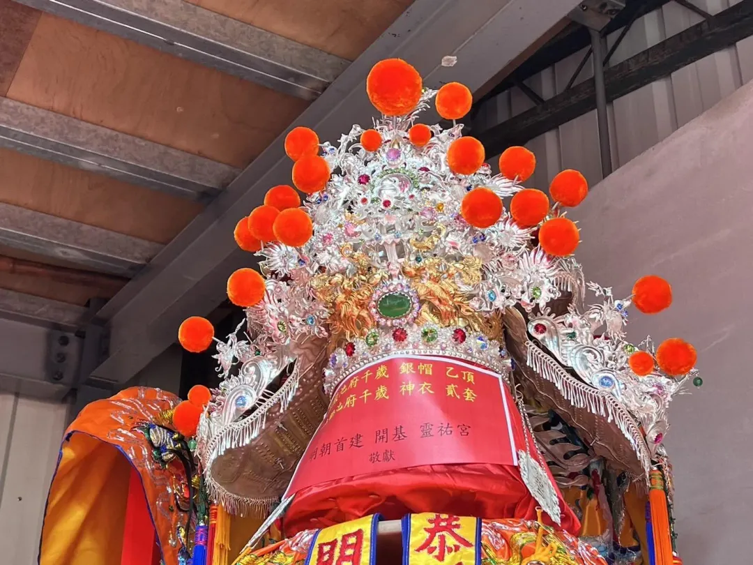 這頂神明銀帽頭圍達2尺2（將近70公分），是目前鮮少能見到的「巨型純銀帽」，總價值約120萬元，尤其是近年銀價高漲，全銀製作為入醮品更是難得，特別吸引信徒目光。（圖/中天新聞）