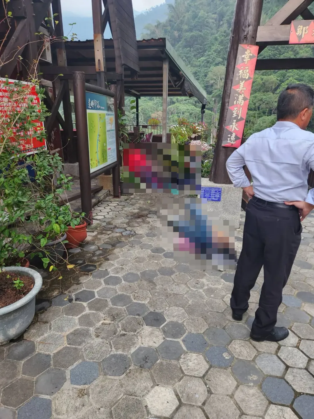 墜落的5遊客中，1位76歲廖姓婦人傷勢嚴重，當場失去意識送醫急救，由於傷勢過重，稍早前不治身亡。（圖/中天新聞）