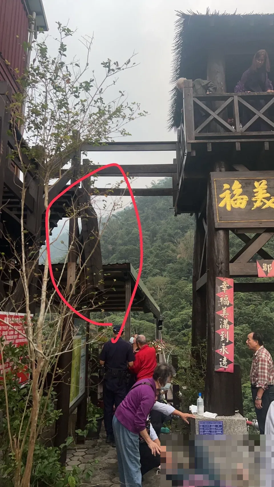 突發斷裂的棧道。（圖/中天新聞）