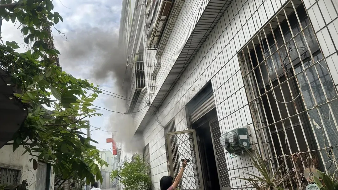 高雄市旗津區中洲三路今(14日)上午8時4分發生火警。(圖/翻攝畫面)