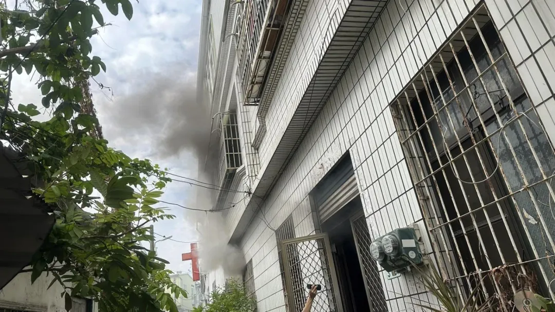 1樓發現男屋主明顯死亡未送醫,另救出他的妻子意識不清送醫。(圖/翻攝畫面)