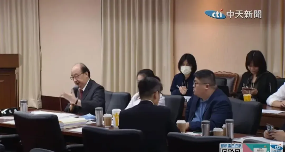 期間民進黨團總召柯建銘與民眾黨團總召黃國昌爭辯不休。（圖／中天新聞）